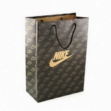 Kraft Shopping bag PX000087<br>Item:<strong>Naturl Kraft Shopping bag with brand for shoe box</strong><br>
This is shopping bag for Nike shoe.It is so cheaper since use natrul(brown) kraft paper and just black printing artwork.<br>
But it is good promotion as their brand.<br>
<br>
If you need low cost on p...