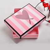 Bra Box PX000416<br>Introducing our fancy design bra packaging box with a unique heart-shaped PVC window, the perfect choice for a luxurious and elegant unboxing experience. This bra box not only protects your lingerie but also showcases it in a beautiful and eye-catching manner. The heart-shaped wi...